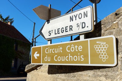 Signs pointing the way to Circuit Cote du Couchois.